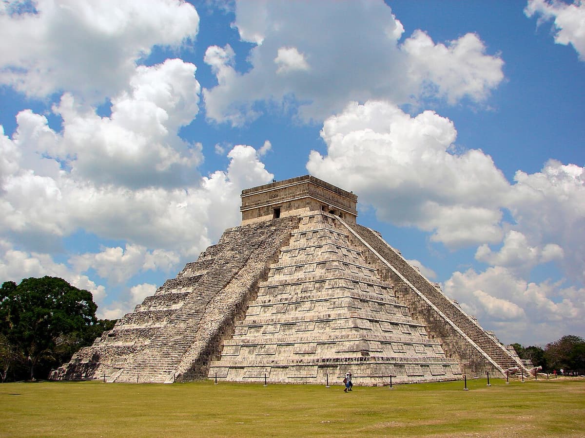 La pirámide de Kukulkán (El Castillo) en Chichén Itzá, Yucatán